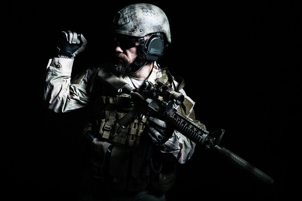 Бородатый солдат специального назначения
