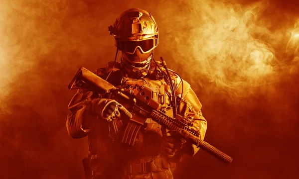Forças especiais soldado no fogo — Fotografia de Stock