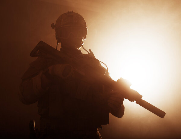 солдат в дыму
