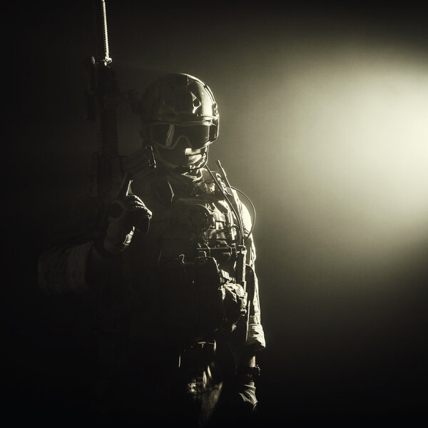 солдат в дыму
