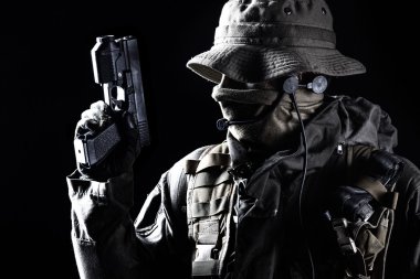 Jagdkommando asker tabanca ile