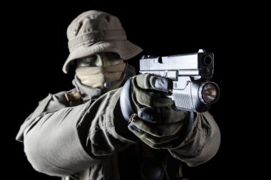 Jagdkommando asker tabanca ile