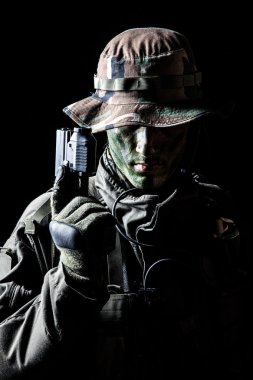 Jagdkommando asker tabanca ile