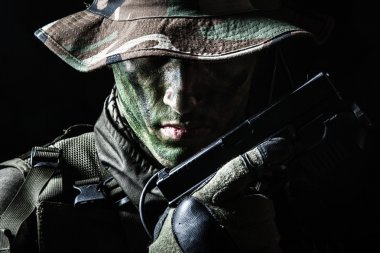 Jagdkommando asker tabanca ile