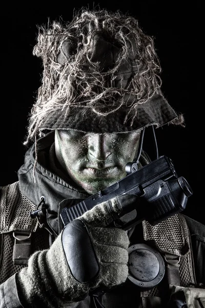 Jagdkommando soldat med pistol — Stockfoto