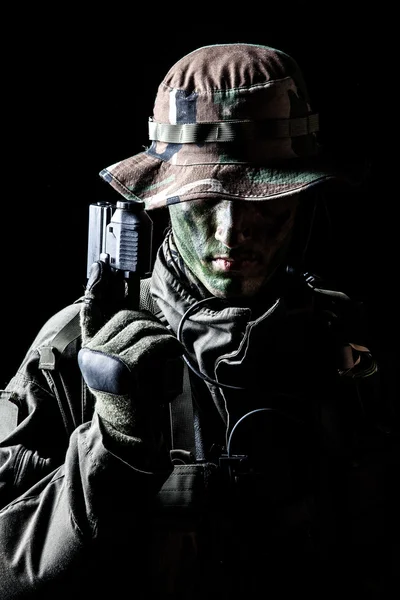 Jagdkommando soldat med pistol — Stockfoto