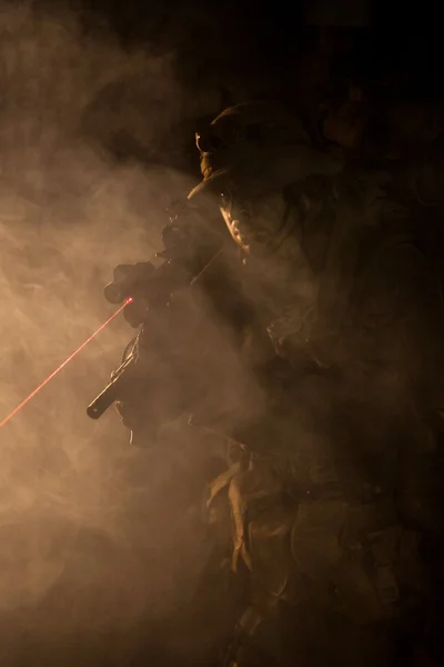 Jagdkommando in de rook en vuur — Stockfoto