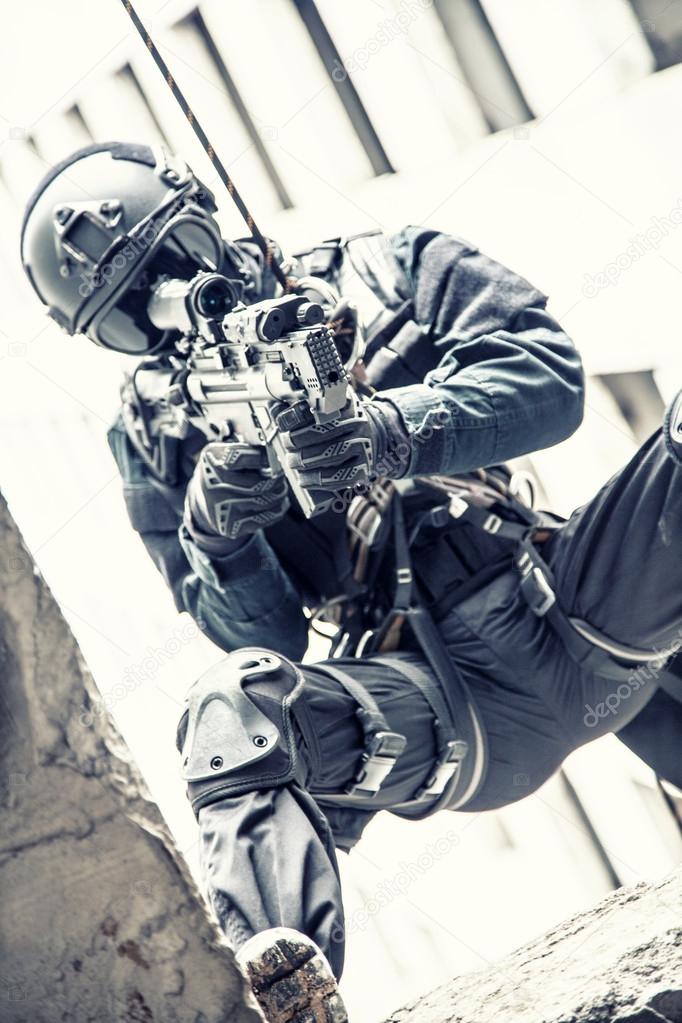 tactical rappeling