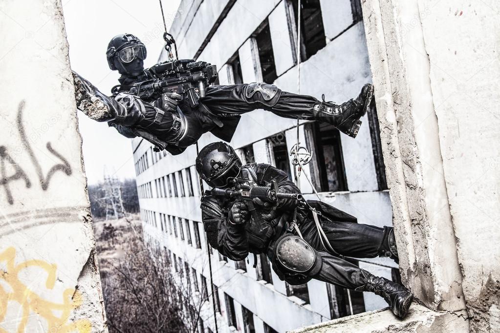 tactical rappeling