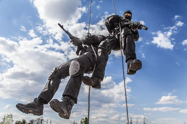 Напад rappeling — стокове фото