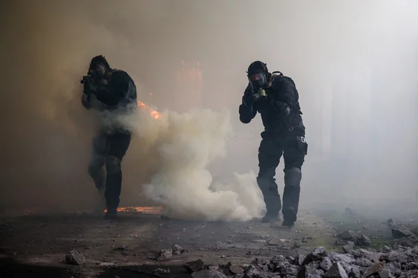 Asalto en el humo — Foto de Stock