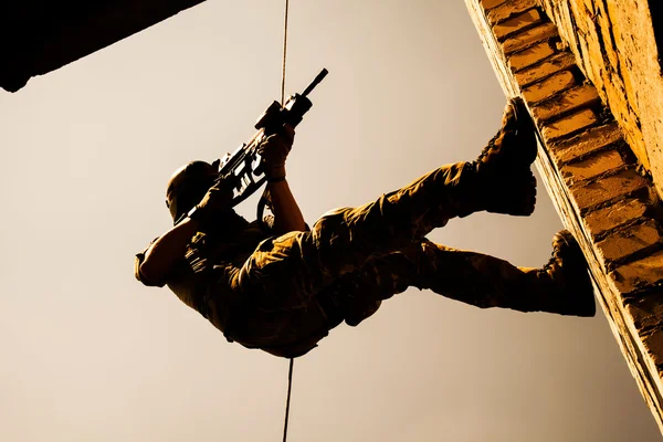 Rappeling with weapons — Stock Photo, Image