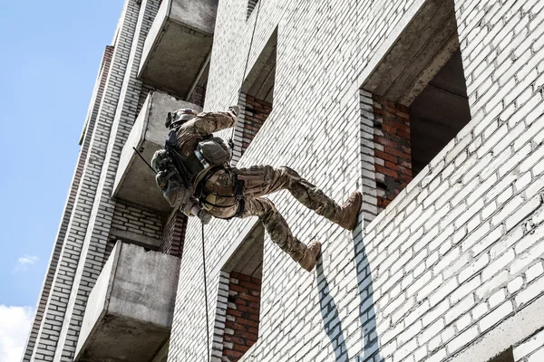 Abseilen mit Waffen — Stockfoto