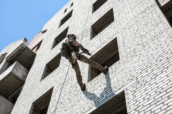 Rappeling met wapens — Stockfoto