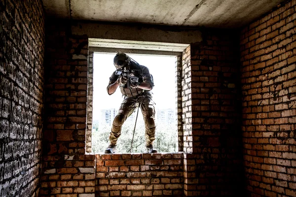 Rappeling with weapons — Stock Photo, Image