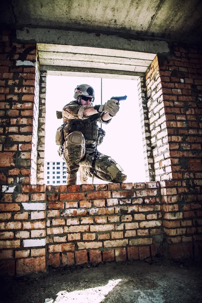 Rappeling with weapons — Stock Photo, Image