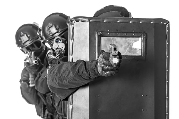 SWAT officerare med ballistisk sköld — Stockfoto