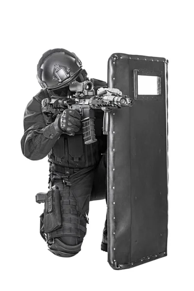 Officier SWAT avec bouclier balistique — Photo