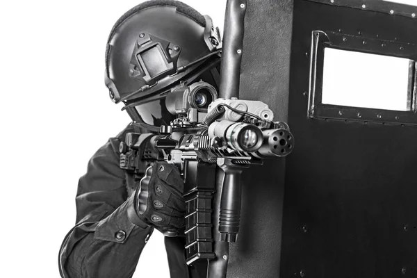 Oficial SWAT com escudo balístico — Fotografia de Stock