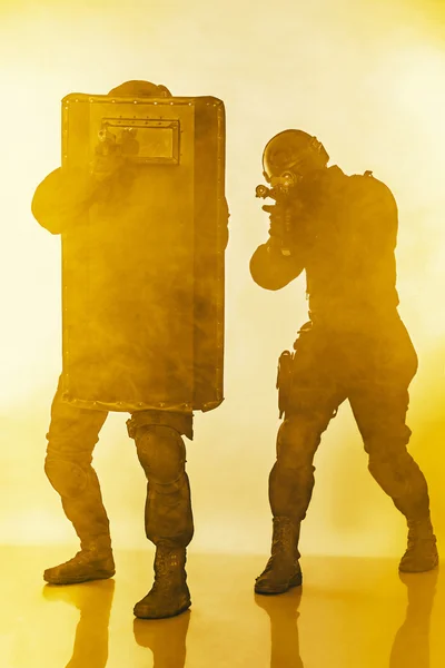 Police officers SWAT with ballistic shield — Stock Photo, Image