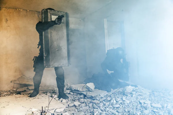 Oficiales de policía SWAT — Foto de Stock