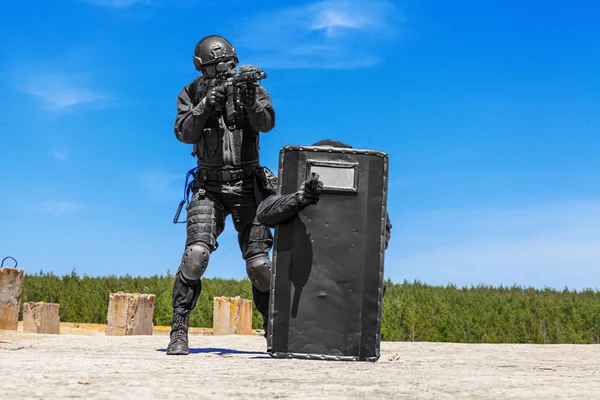 SWAT officerare med ballistisk sköld — Stockfoto