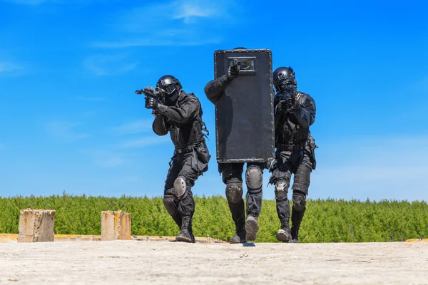 Agentes da SWAT com escudo balístico — Fotografia de Stock