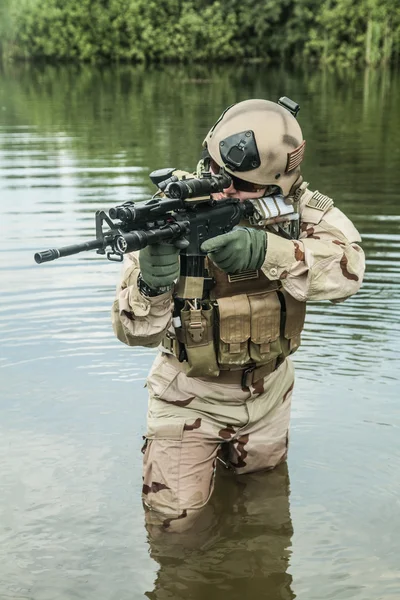 Overschrijden van de rivier — Stockfoto