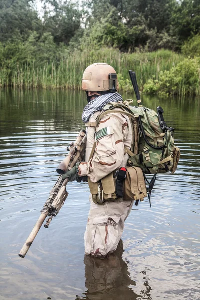 Overschrijden van de rivier — Stockfoto