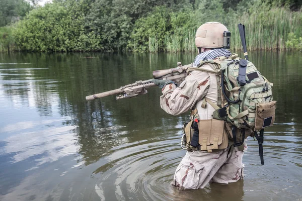 Overschrijden van de rivier — Stockfoto