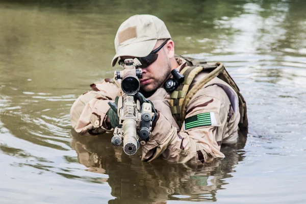 Cruzando el río — Foto de Stock