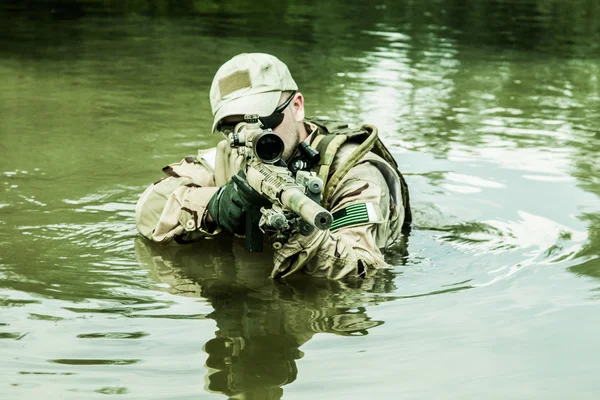 Overschrijden van de rivier — Stockfoto