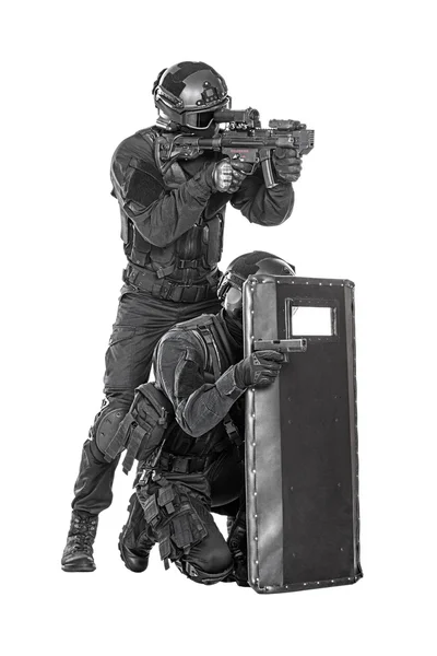 SWAT officerare med ballistisk sköld — Stockfoto