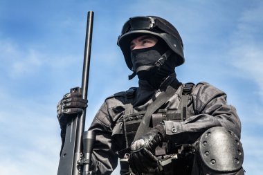SWAT polis keskin nişancı