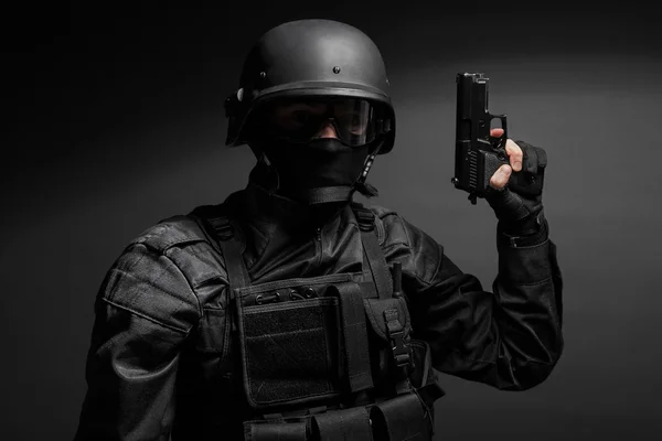 Ufficiale di polizia SWAT con pistola — Foto Stock