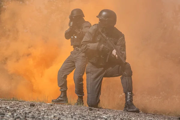 Policía de operaciones especiales SWAT — Foto de Stock