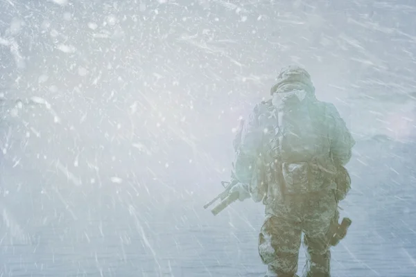 Tempesta invernale soldato — Foto Stock