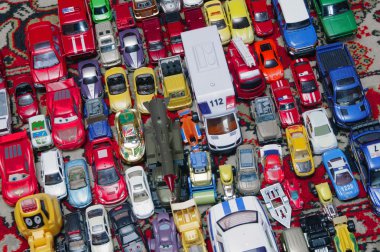 Çeşitli renkli oyuncak arabalar