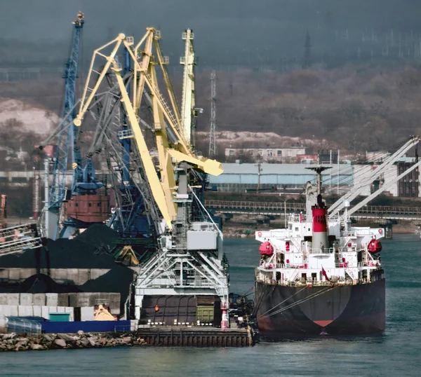 Vaartuigen die onder laden — Stockfoto