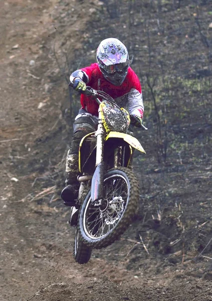 Man biker trekt een wheelie op de weg — Stockfoto