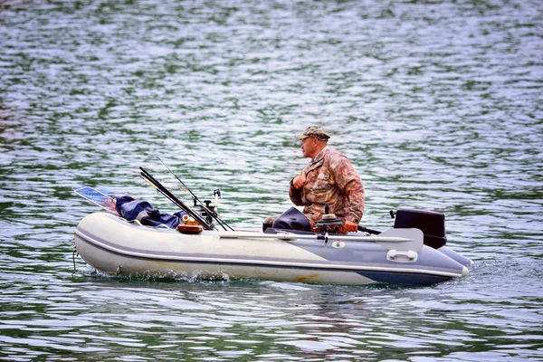 Pescador en barco — Foto de Stock