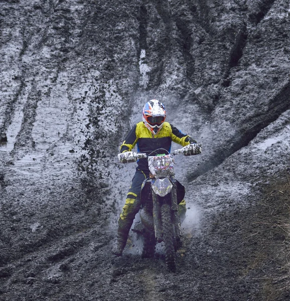 Motociclista supera o obstáculo da lama — Fotografia de Stock