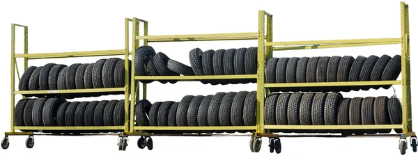 Neumáticos de coche apilados en el bastidor — Foto de Stock