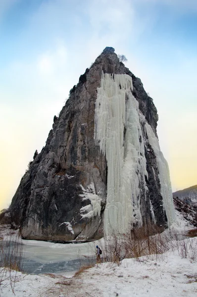 雪に覆われた美しい山の峰 — ストック写真