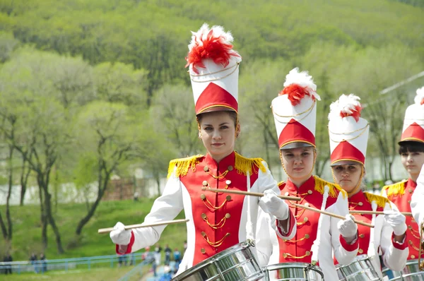 Fanfare batteurs marchant — Photo