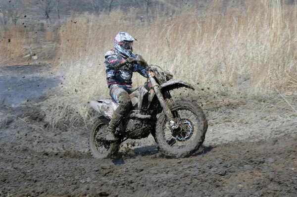 Off-road rider is springen Stockfoto