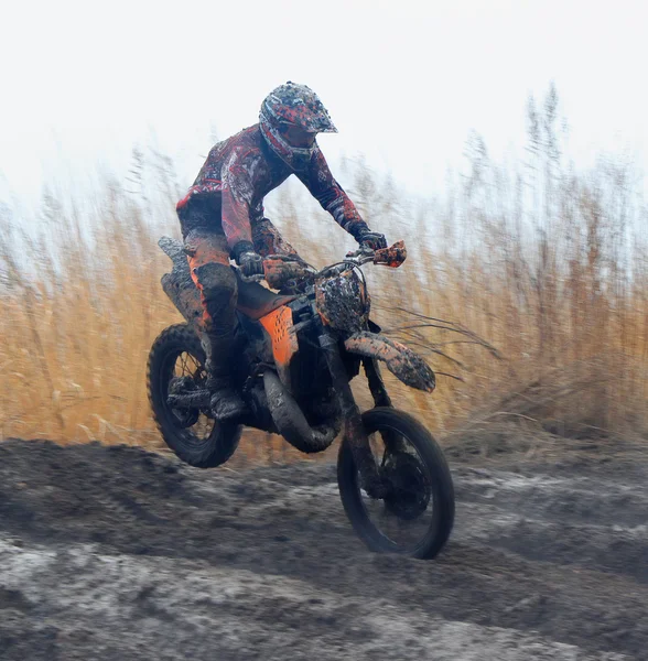 Off-road rider está saltando Fotos De Stock