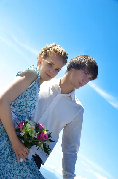 Agradável jovem casal de casamento — Fotografia de Stock