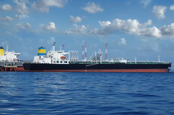 Råolja tankfartyg laddar i hamnen — Stockfoto