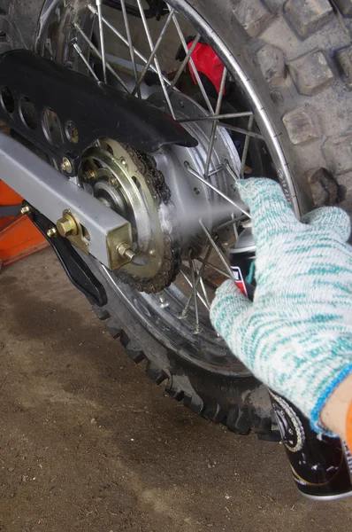 Enduro motorbike wheel and chain. Closeup shot — Stock Photo, Image